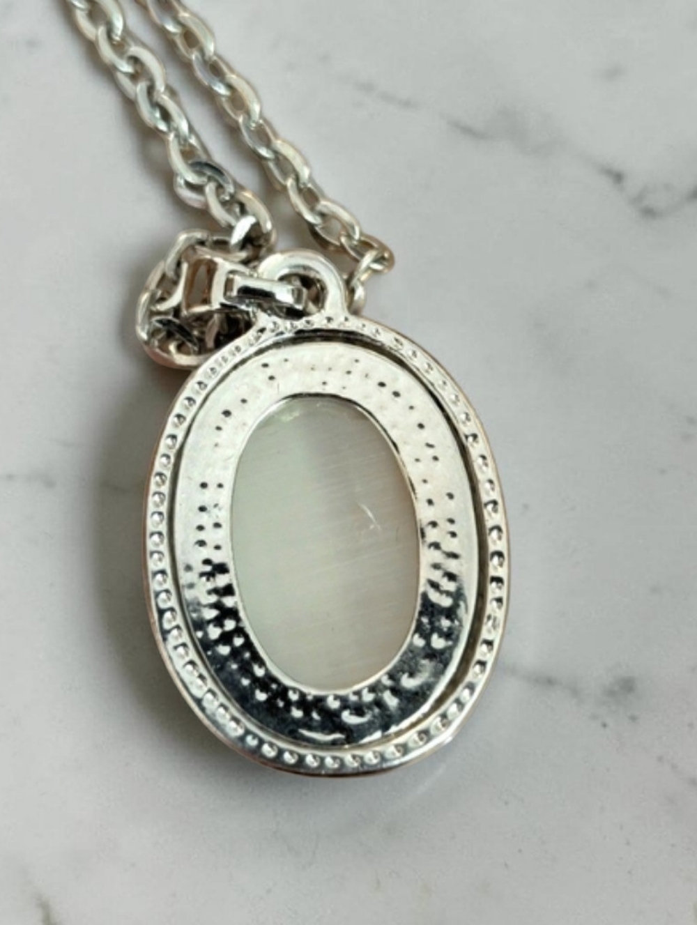 Powerful Cat's Eye Pendant On 18" Silver-tone Necklace - Picture 7 of 7